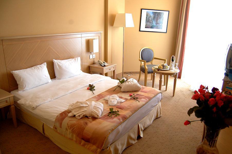 Salamis Bay Conti Hotel Agios Sergios Room photo